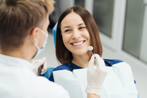 Frau beim Zahnarzt mit einem Lachen